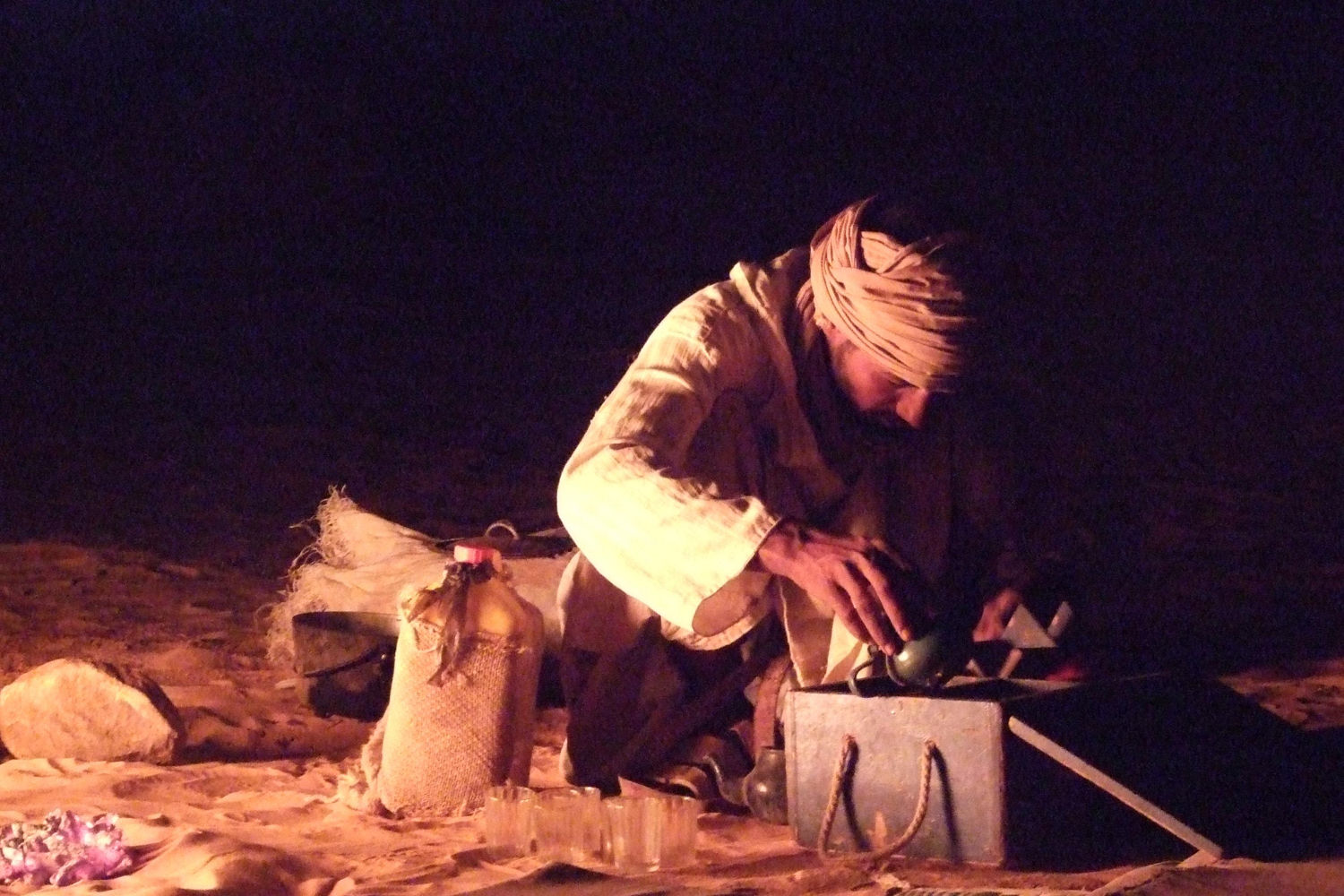 Bivouac dans le désert mauritanien, Ali fait le thé